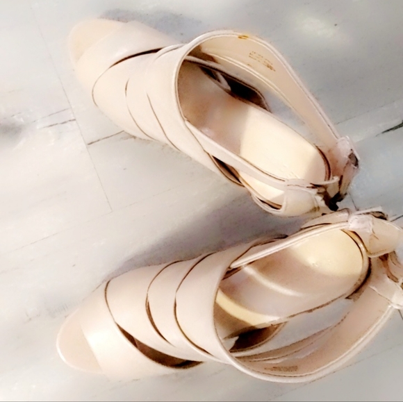Le Chateau cream cut out sides leather heels size 8.5 - Picture 3 of 3